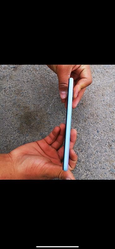 sony rx100: Смартфон с экраном с отверстием под фронтальную камеру в левом верхнем — 3