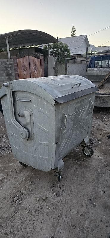 кантанер: Металлический контейнер для ТКО на колесах. - Объем: примерно 2 м³ — 1