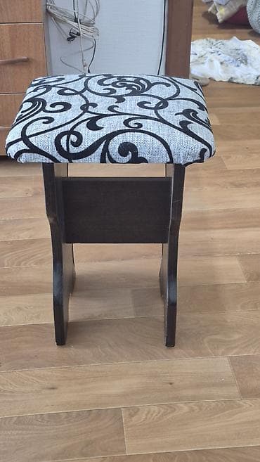 4 ка: Продаю бу 4 шт в хорошем состоянии табурет с мягким сиденьем — 1