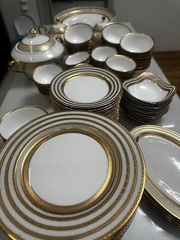 dinner table: Праздничный сервиз из сусального фарфора с густым золотым декором на — 2