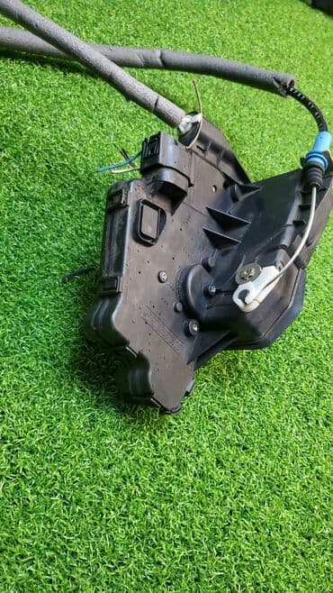 e46: Кронштейн ручки правой двери Оригинальный номер запчасти: M54B30 231 — 2