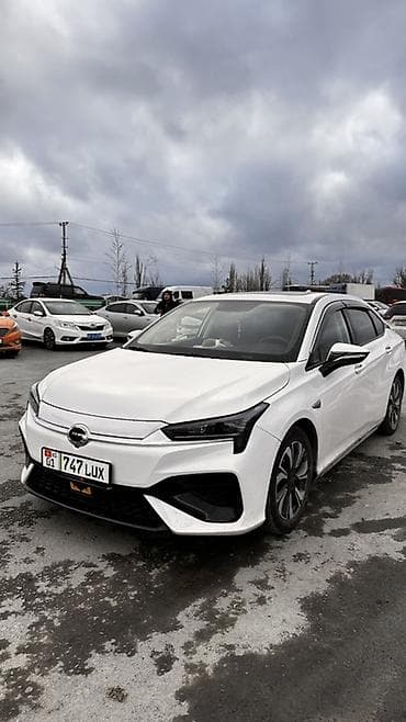 колесный диск: GAC Aion S Plus, белый седан 2021/7 месяца. Машина идеальном — 3