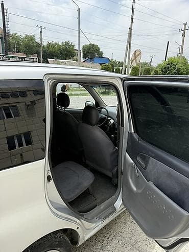 бар авто: Toyota Yaris Verso: 2000 г., 1.5 л, Кол менен иштөөчү, Бензин, Вэн/Минивэн — 4