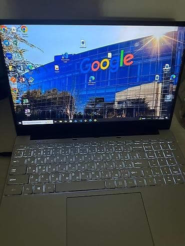 microsoft surface pro: Ноутбук 15.6" серебристого цвета с тонкими рамками экрана. Клавиатура — 3