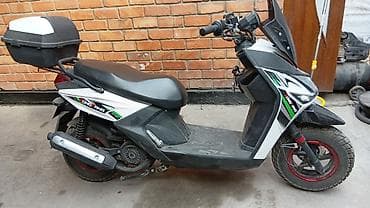 Скутер DongFang (наклейки DF, модельная серия GY/50–150) в городском