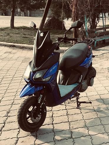 ручки на спринтер: Скутер/мопед спортивного стиля, с ярким синим пластиком и агрессивной — 3