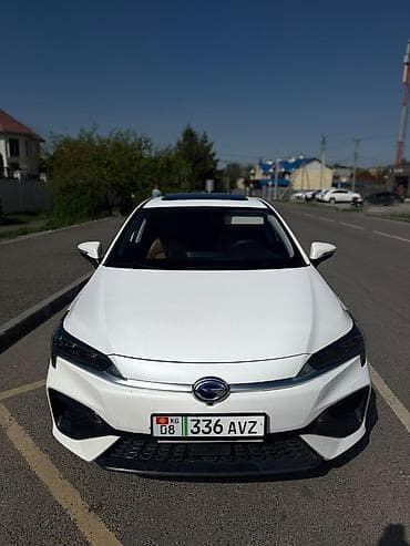 odyssey absolute: GAC Aion S (белый седан, гибрид/электрифицированная версия, шильдик — 1