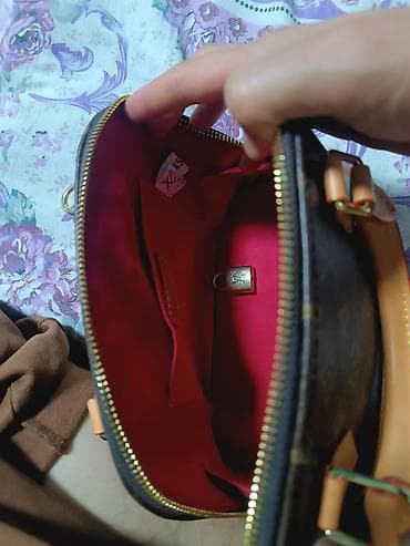 бу золота: Сумка Louis Vuitton Alma BB Monogram - Компактная модель в культовом — 1