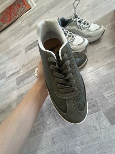 две пары: Кроссовки, 2 пары.б/у 1) Низкие кеды/кроссовки оливкового цвета: - — 3