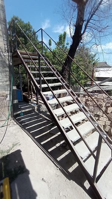 мансардный: Металлическая лестница Наружные, Форма лестницы: Много-маршевая — 1