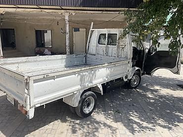 Компактный бортовой малотоннажный грузовик Nissan (правый руль) — 7
