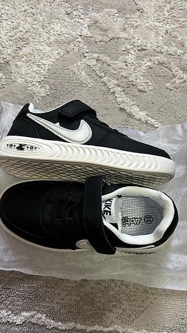 Детские кроссовки в стиле Nike, черные с белыми вставками и крупным
