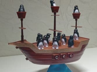 пистолет стреляет орбизами: Настольная игра «Пингвины на корабле» — баланс и веселье для всей — 3