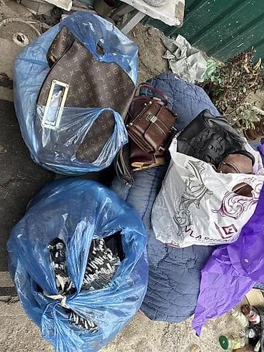 Наручные часы: Лот: сумки и аксессуары миксом Описание: - Большая партия мешков с — 1