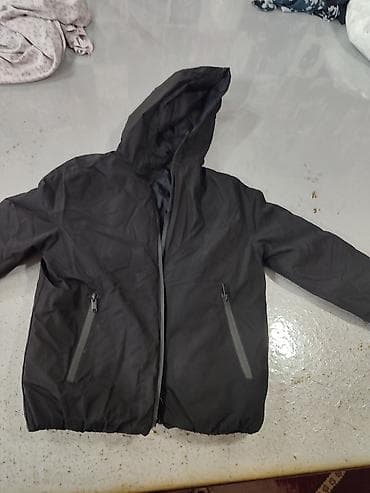 двусторонняя куртка: Универсальная черная двусторонняя куртка-пуховик с капюшоном,на 8-9 — 6