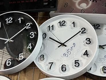 Кварцевые настенные часы с крупными объёмными цифрами. - Круглый