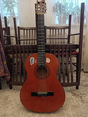 Классическая шестиструнная гитара. Отдаю за дёшево, имеются