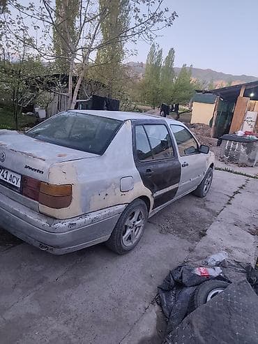 токмок разное: Volkswagen Vento: 1992 г., Седан — 4