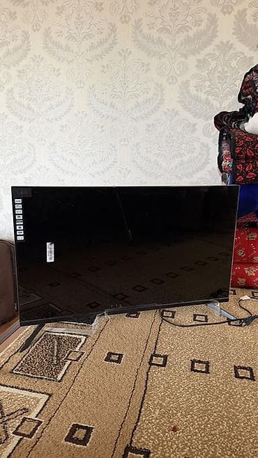 LED телевизор с тонкими рамками и диагональю около 40–43"