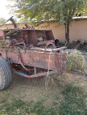 кызыл бирдик: Прицепной пресс-подборщик красного цвета, предназначенный для сбора — 3