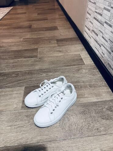 белые кроссы: Белые кеды/кроссовки низкие, классический силуэт. - Универсальный — 1