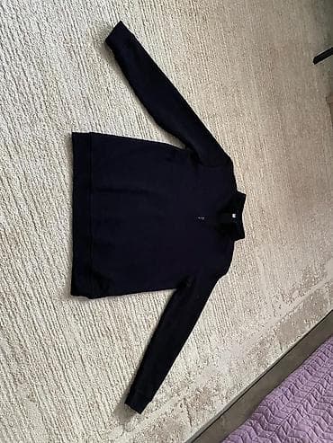 одежди: Мужской чёрный полузамок с короткой молнией (half‑zip). - Тип: тёплый — 1