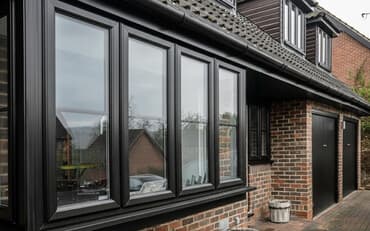 современные навесы: Элегантное эркерное окно черного цвета, состоящее из нескольких — 1