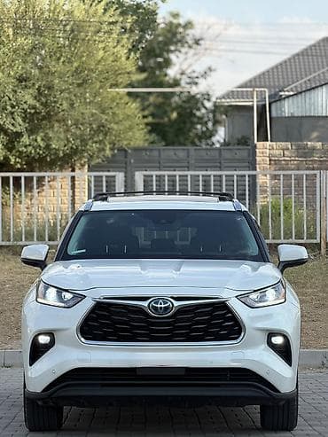 Салон автомобиля Toyota с современным и технологичным оформлением. На