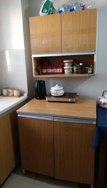 кухня классика: Кухонный гарнитур из ламинированной ДСП в оттенке «под дерево» — 1