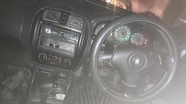 Автомобиль — праворульный хэтчбек/седан компакт-класса. Основные