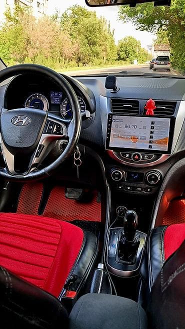 Hyundai Solaris: 2015 г., Автомат, Седан — 4