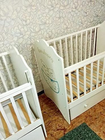 Детская кроватка с маятниковым механизмом, белая детская кровать
