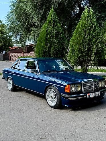 Mercedes-Benz W123: 1976 г., Седан