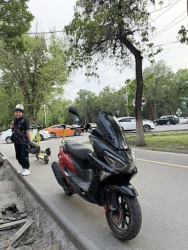 Скутер максискутерного форм‑фактора, черно‑красный. КУБ-165