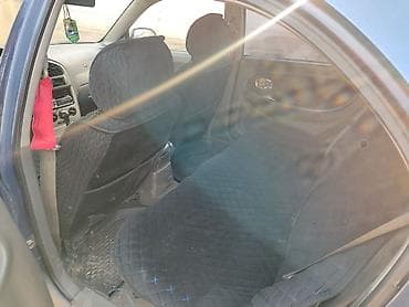 Другие автомобили: Седан синего цвета, 4 двери. Компактный городской автомобиль с — 6