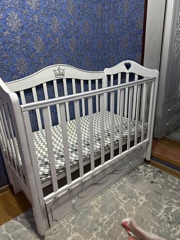 детскую кроватку с матрасиком: Детская кроватка-манеж из массива (белая) - Классический дизайн с — 1