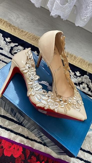 туфли версачи: Туфли, 37, Christian Louboutin, Новый, цвет - Бежевый — 1
