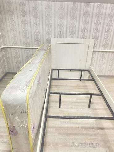 Односпальная кровать с металлическим основанием и изголовьем. - — 1