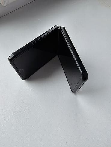один: Samsung Z Flip, Б/у, 256 ГБ, цвет - Черный — 5