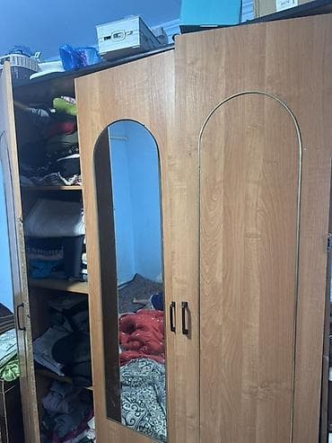 овальное зеркало: Трёхдверный шкаф для одежды из ЛДСП с декором под дерево. - — 1