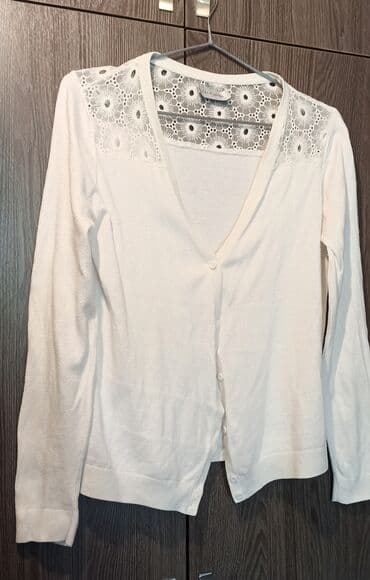 срочно продаю в связи с переездом: Кофта на пуговицах белая, хб, в хорошем качестве и состоянии, размер — 1