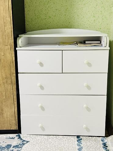 Манежи-кровати: Белый комод с пеленальной надстройкой и открытой полкой. Состояние — 1