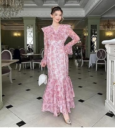 red wing: Розовое длинное платье с цветочным принтом и воланами - Длина макси — 6