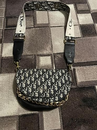 сумки женские из льна: Сумка на плечо Dior с широким ремнем - Модель: компактная сумка-сэддл — 1