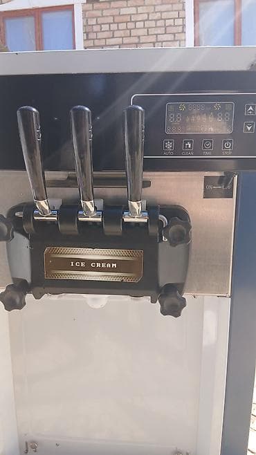 Компрессорлор: Профессиональный фризер для мягкого мороженого с 3 рычагами (2 вкуса + — 3