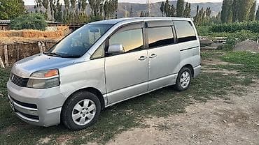 Toyota Voxy: 2002 г., 2 л, Минивэн — 2