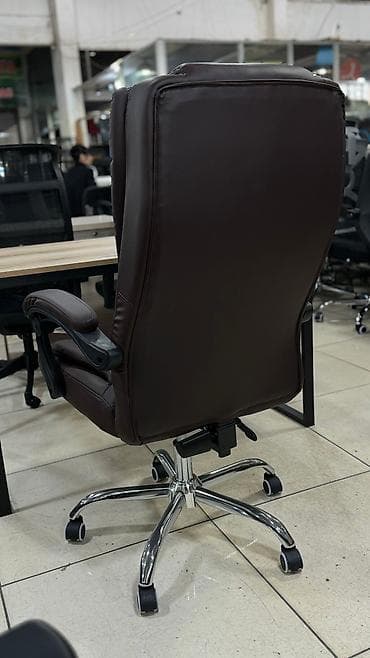 офисное кресло руководителя: Кресло руководителя выполнено в современном дизайне из износостойкой — 4