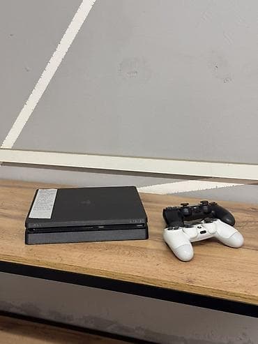 PlayStation 4 Slim (черная) с двумя геймпадами DualShock 4 (черный и at lalafo.kg PlayStation 4 Slim (черная) с двумя геймпадами DualShock 4 (черный и