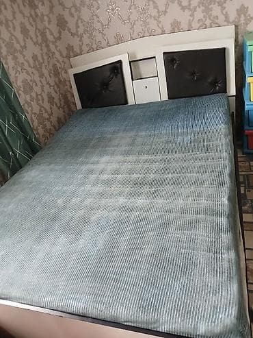 стол письменный тумбочка: Двуспальная кровать с высоким изголовьем и центральной нишей - Размер — 1