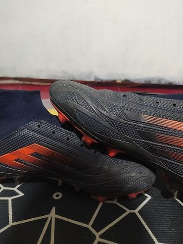 Футбольные бутсы с шипами для натурального газона. Характеристики: - — 3